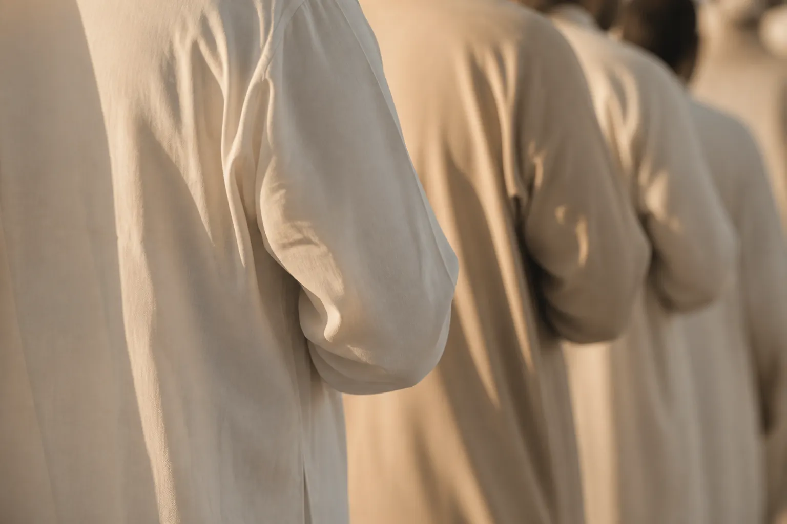 Fidèles rassemblés pour une prière funéraire dans une mosquée d'Île-de-France